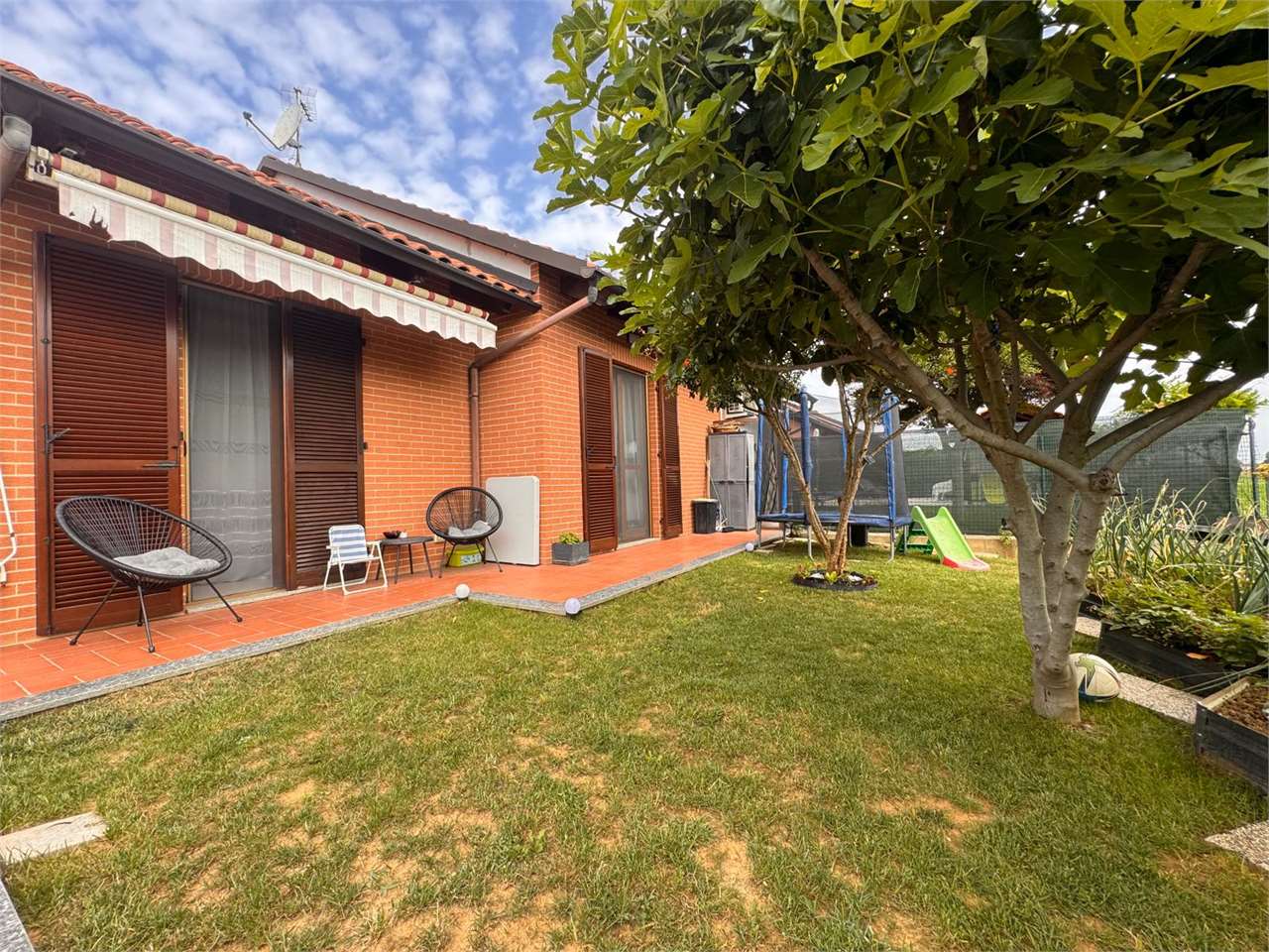 Villa di testa con giardino su tre lati: impeccabile e pronta da vivere