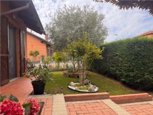 VILLA A SCHIERA LIBERA SU TRE LATI GIA' ARREDATA