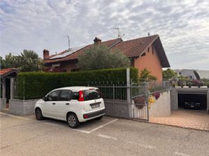 VILLA A SCHIERA LIBERA SU TRE LATI GIA' ARREDATA