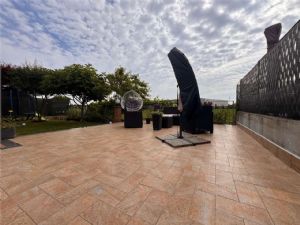 VILLA A SCHIERA LIBERA SU TRE LATI GIA' ARREDATA