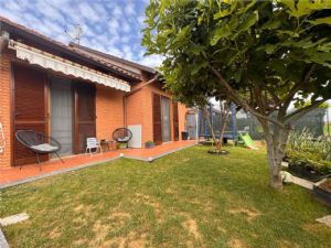 Villa di testa con giardino su tre lati: impeccabile e pronta da vivere