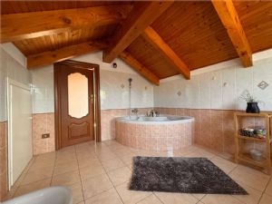 VILLA A SCHIERA LIBERA SU TRE LATI GIA' ARREDATA