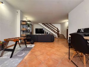 VILLA A SCHIERA LIBERA SU TRE LATI GIA' ARREDATA