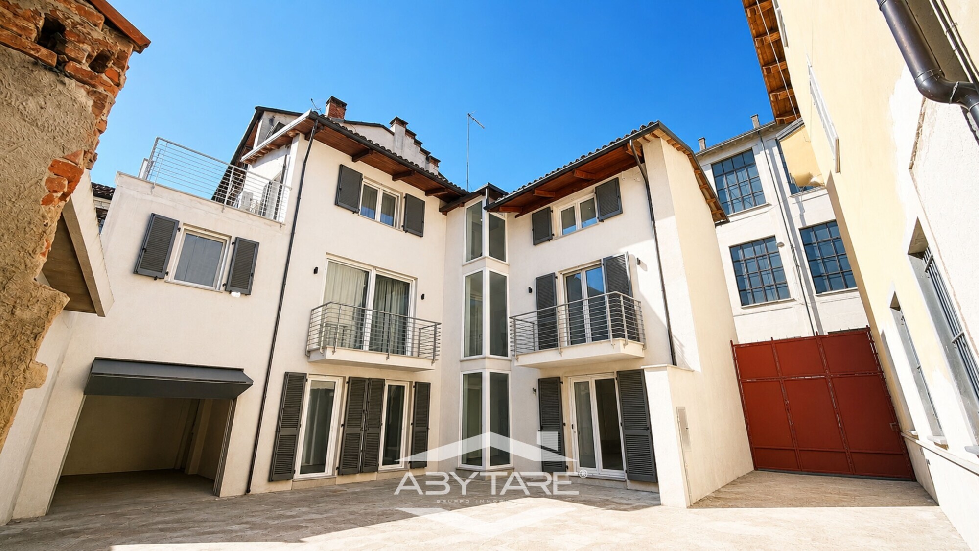 Casa semindipendente con cortile privato, box auto e  magazzino