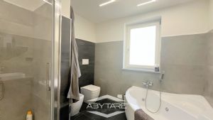 Casa semindipendente con cortile privato, box auto e  magazzino