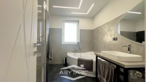 Casa semindipendente con cortile privato, box auto e  magazzino