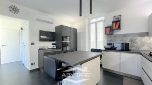 Casa semindipendente con cortile privato, box auto e  magazzino