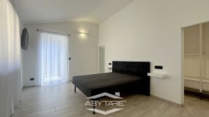 Casa semindipendente con cortile privato, box auto e  magazzino
