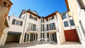 Casa semindipendente con cortile privato, box auto e  magazzino