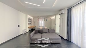 Casa semindipendente con cortile privato, box auto e  magazzino