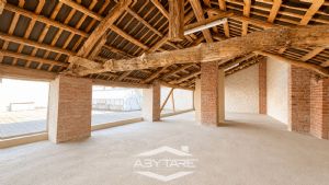 Casa semindipendente con cortile privato, box auto e  magazzino