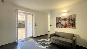 Casa semindipendente con cortile privato, box auto e  magazzino