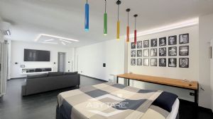 Casa semindipendente con cortile privato, box auto e  magazzino