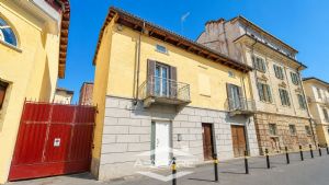 Casa semindipendente con cortile privato, box auto e  magazzino