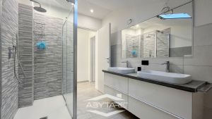 Casa semindipendente con cortile privato, box auto e  magazzino