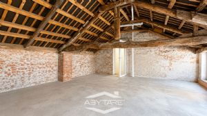 Casa semindipendente con cortile privato, box auto e  magazzino