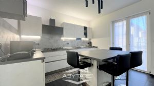 Casa semindipendente con cortile privato, box auto e  magazzino