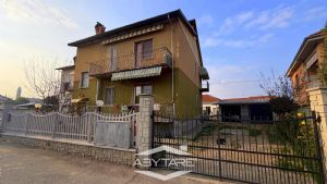 Appartamento piano rialzato in bifamiliare a Carignano