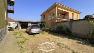 Appartamento piano rialzato in bifamiliare a Carignano