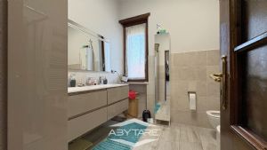 Appartamento ristrutturato in bifamiliare con giardino