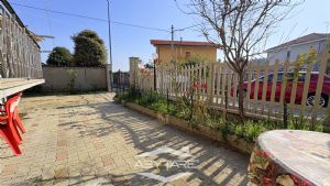 Appartamento ristrutturato in bifamiliare con giardino