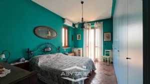 Casa indipendente su tre lati con giardino e autorimessa tripla