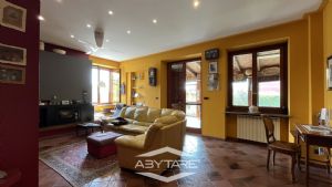 Casa indipendente su tre lati con giardino e autorimessa tripla
