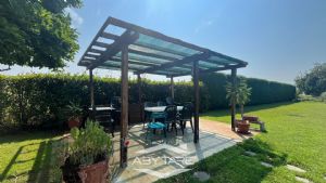 Casa indipendente su tre lati con giardino e autorimessa tripla