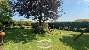 Casa indipendente su tre lati con giardino e autorimessa tripla