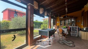 Casa indipendente su tre lati con giardino e autorimessa tripla