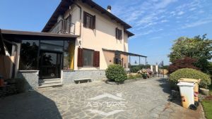 Casa indipendente su tre lati con giardino e autorimessa tripla