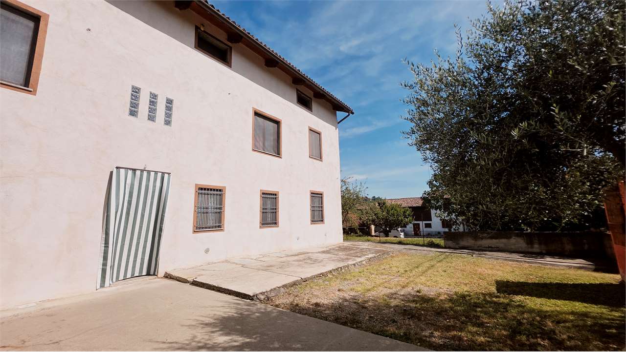 Cascina piemontese libera su tre lati con giardino privato e due unità abitative