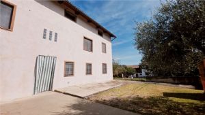 Cascina piemontese libera su tre lati con giardino privato e due unità abitative