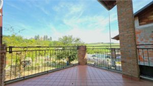 Cascina piemontese libera su tre lati con giardino privato e due unità abitative