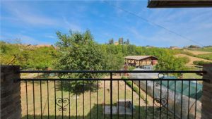 Cascina piemontese libera su tre lati con giardino privato e due unità abitative