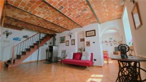 Cascina piemontese libera su tre lati con giardino privato e due unità abitative