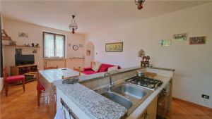 Cascina piemontese libera su tre lati con giardino privato e due unità abitative