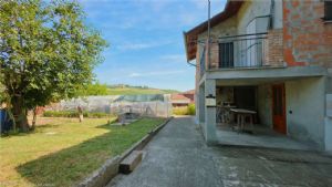 Cascina piemontese libera su tre lati con giardino privato e due unità abitative