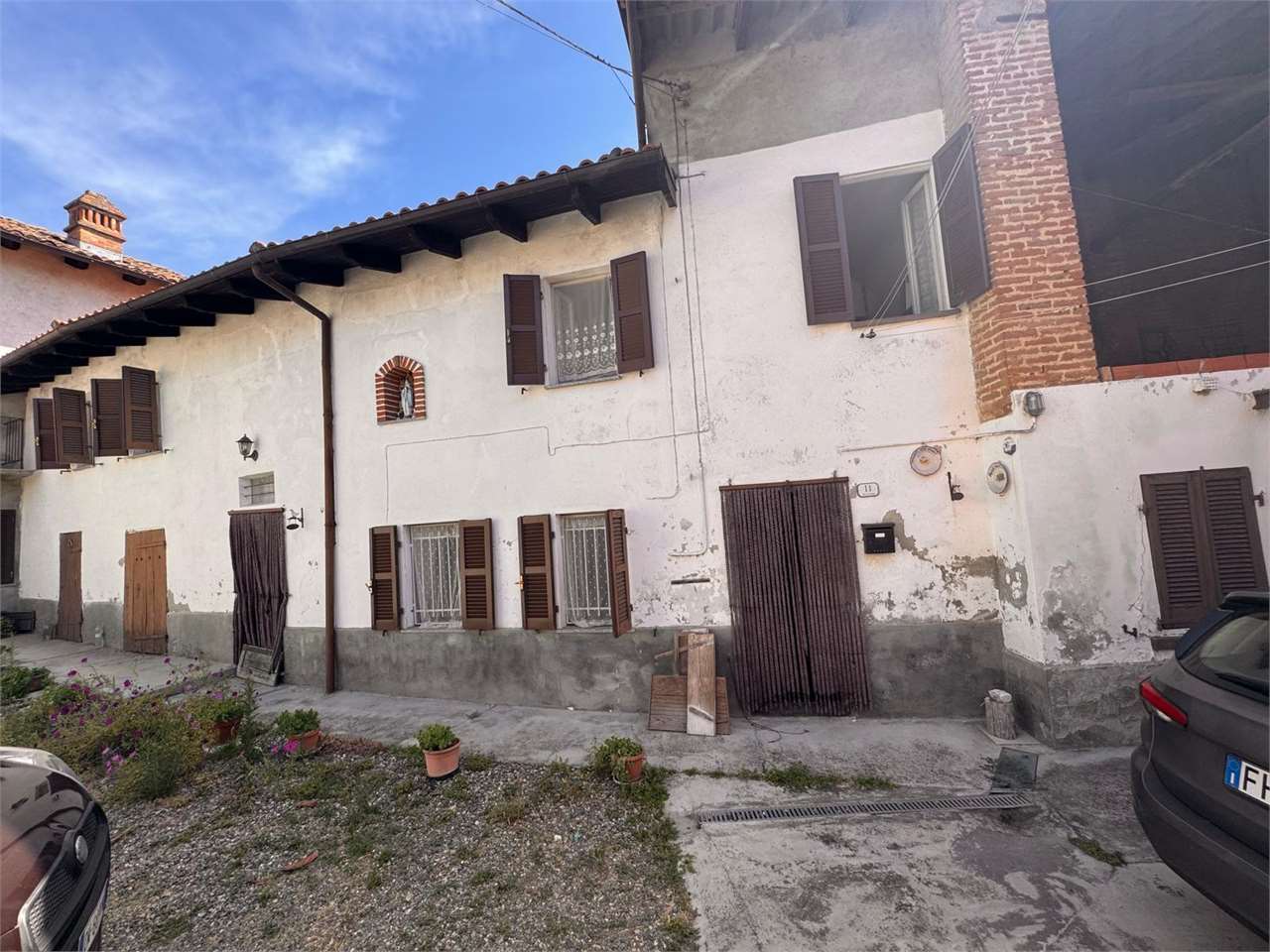MOMBARUZZO CENTRO PAESE INTERNO AD UNA CORTE