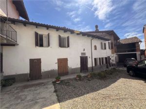 MOMBARUZZO CENTRO PAESE INTERNO AD UNA CORTE