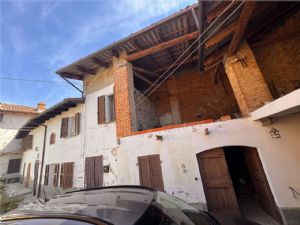 MOMBARUZZO CENTRO PAESE INTERNO AD UNA CORTE