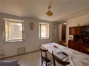 MOMBARUZZO CENTRO PAESE INTERNO AD UNA CORTE