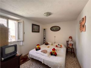 MOMBARUZZO CENTRO PAESE INTERNO AD UNA CORTE