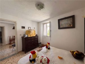 MOMBARUZZO CENTRO PAESE INTERNO AD UNA CORTE