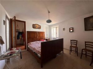 MOMBARUZZO CENTRO PAESE INTERNO AD UNA CORTE