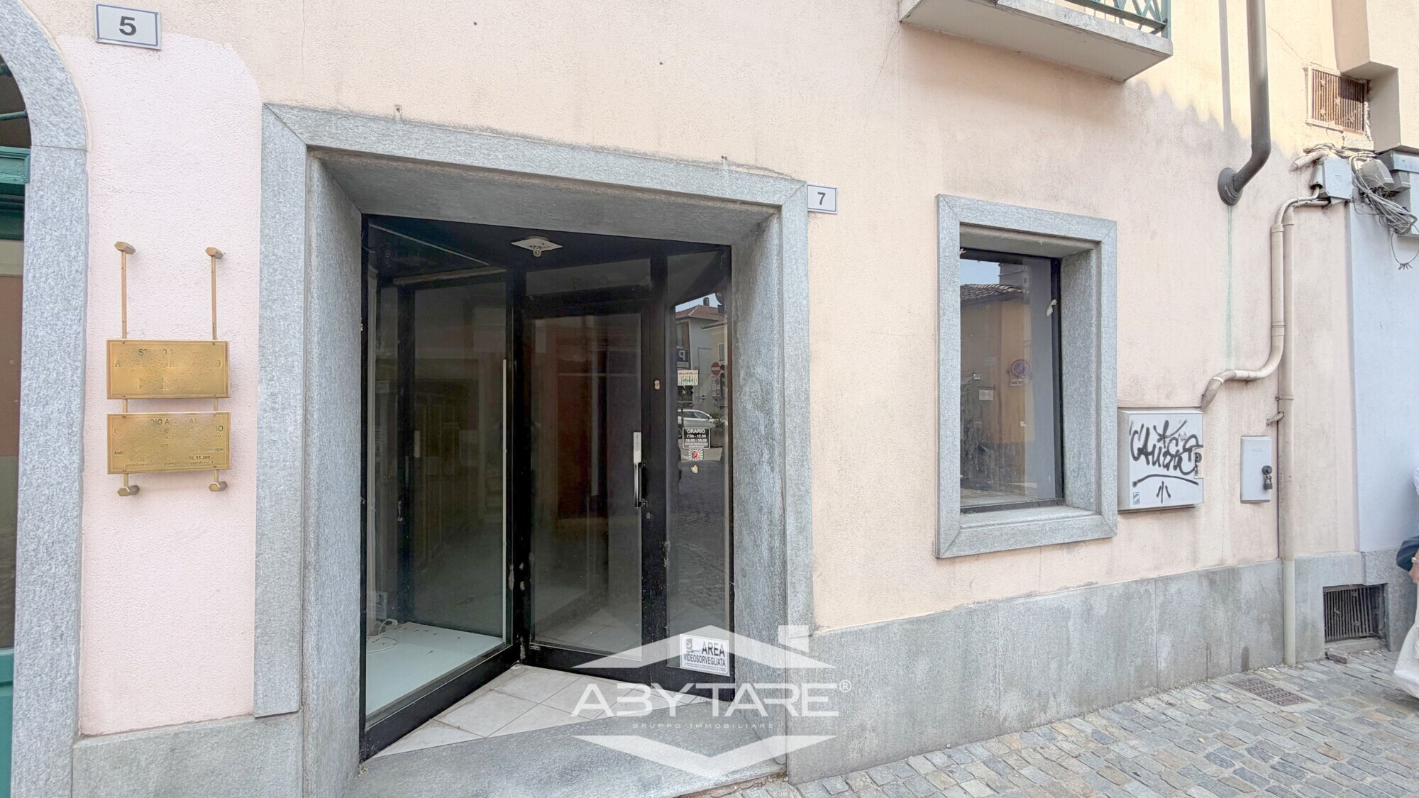 Locale commerciale con magazzino e laboratorio in affitto