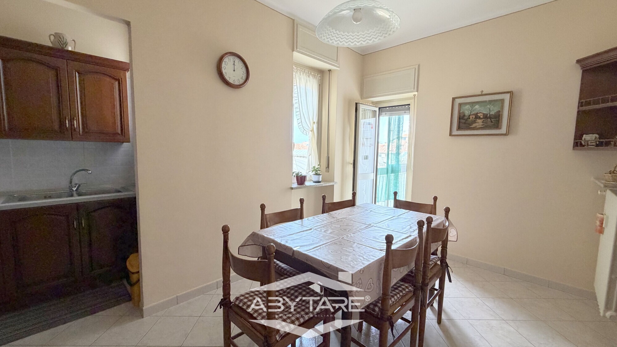 Appartamento con cucina abitabile, salotto e tre camere.
