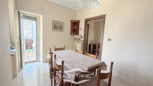 Appartamento con cucina abitabile, salotto e tre camere.