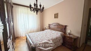 Appartamento con cucina abitabile, salotto e tre camere.