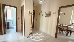 Appartamento con cucina abitabile, salotto e tre camere.